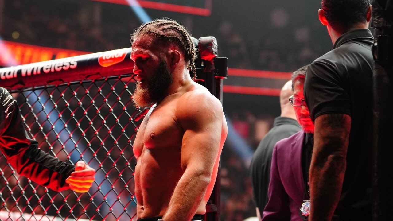 Физиев одержал досрочную победу над Торресом в главном бою на турнире UFC в Баку