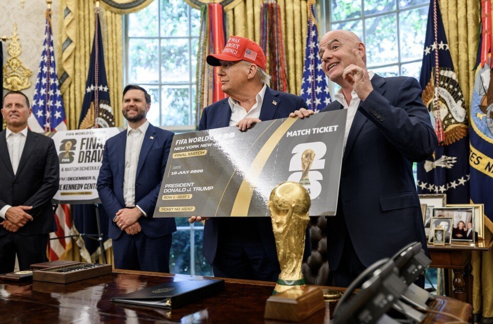 ФИФА может разрешить Трампу лично вручить Кубок мира победителю ЧМ-2026 ФИФА может разрешить Трампу лично вручить Кубок мира победителю ЧМ-2026