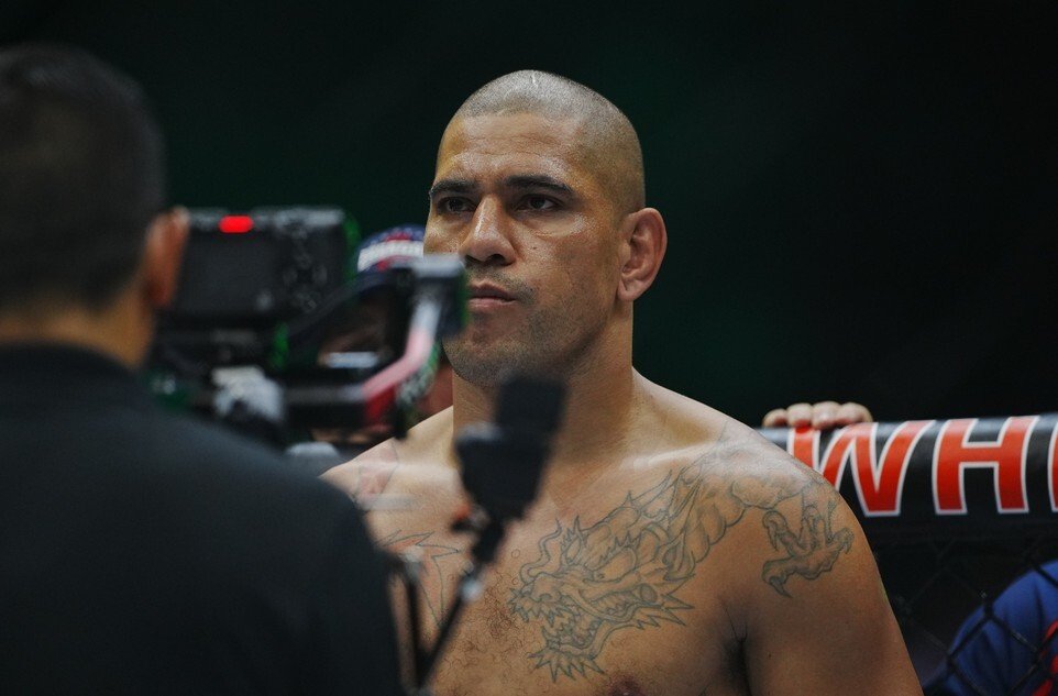 Ган нокаутировал Перейру и завоевал временный титул UFC в тяжёлом весе Ган нокаутировал Перейру и завоевал временный титул UFC в тяжёлом весе