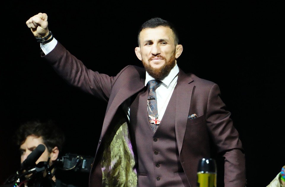 Боец UFC Двалишвили прокатился по улицам Лас-Вегаса на самокате с диваном: видео Боец UFC Двалишвили прокатился по улицам Лас-Вегаса на самокате с диваном: видео