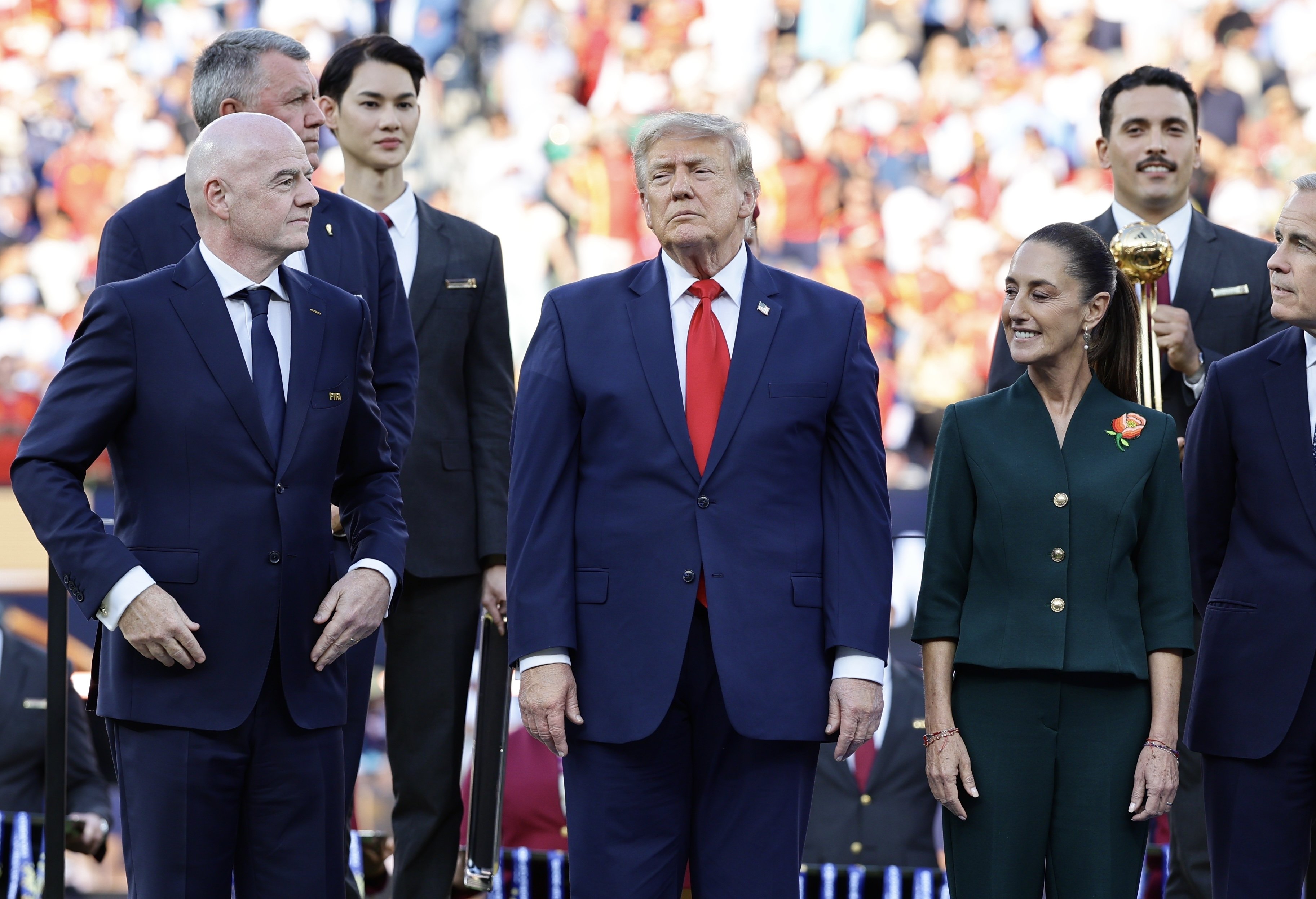 Игрок сборной Аргентины не пожал руку Трампу на церемонии награждения после финала ЧМ-2026 Игрок сборной Аргентины не пожал руку Трампу на церемонии награждения после финала ЧМ-2026