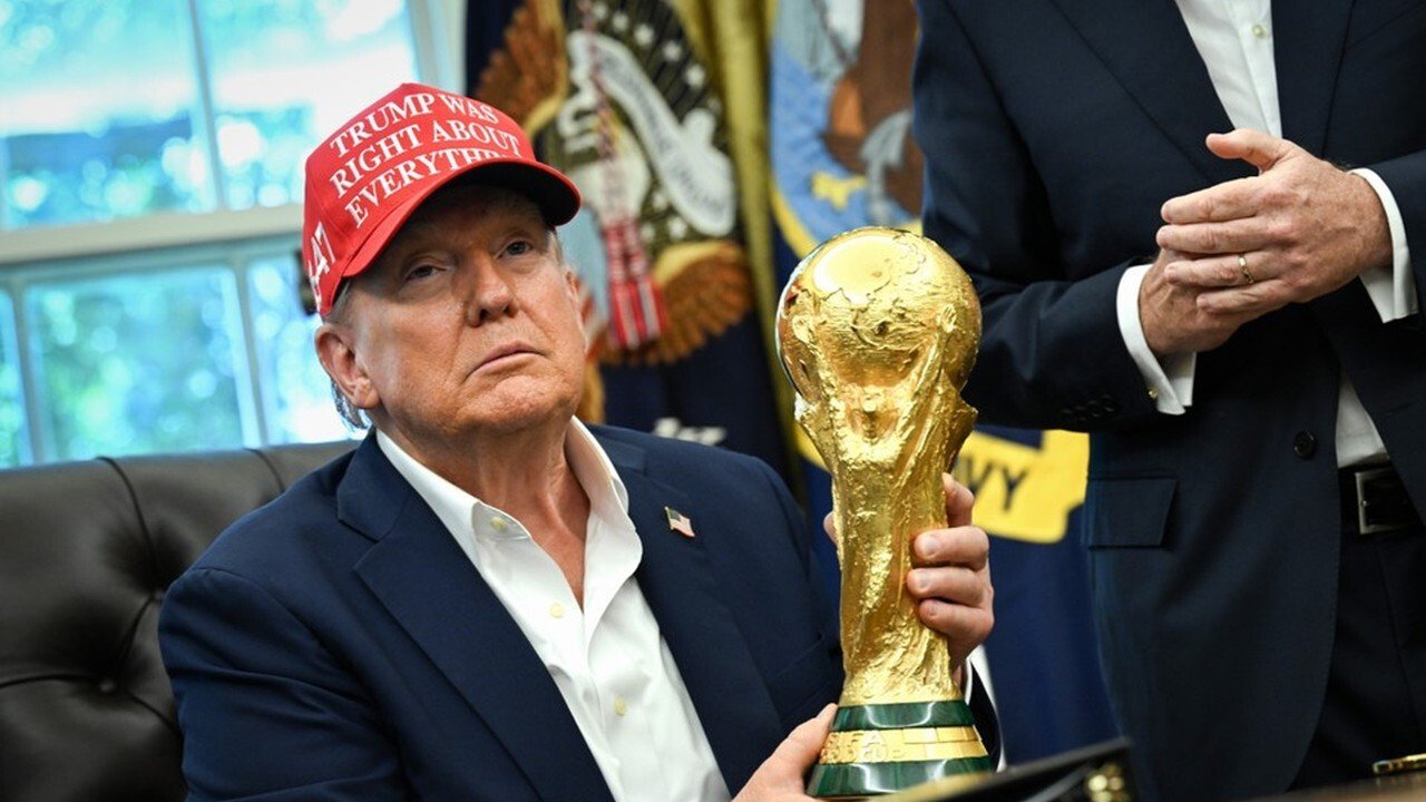 Кубок мира доставили в ложу Трампа во время финала ЧМ-2026: фото Кубок мира доставили в ложу Трампа во время финала ЧМ-2026: фото