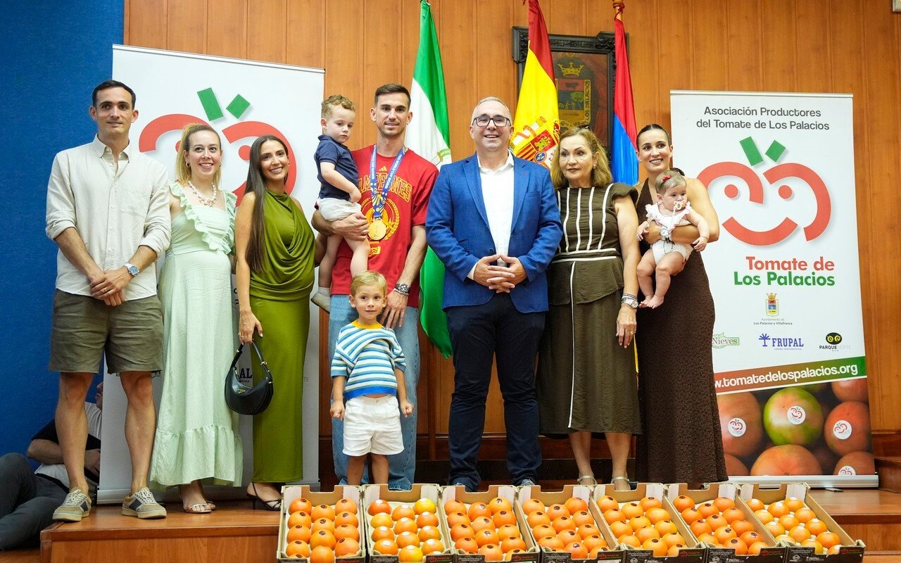Гави и Руису подарили более 150 кг томатов за победу сборной Испании на ЧМ-2026 Гави и Руису подарили более 150 кг томатов за победу сборной Испании на ЧМ-2026