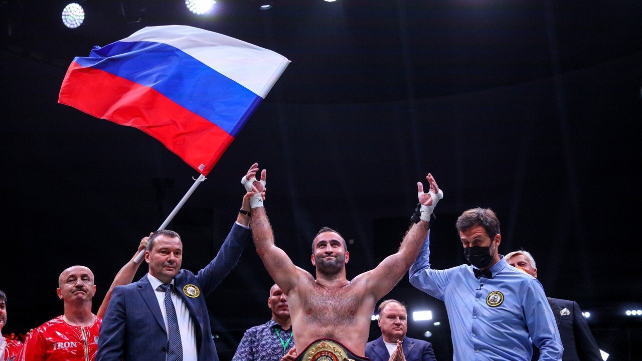 Россиянин Гассиев стал полноценным чемпионом мира WBA после отказа Усика от поясов Россиянин Гассиев стал полноценным чемпионом мира WBA после отказа Усика от поясов