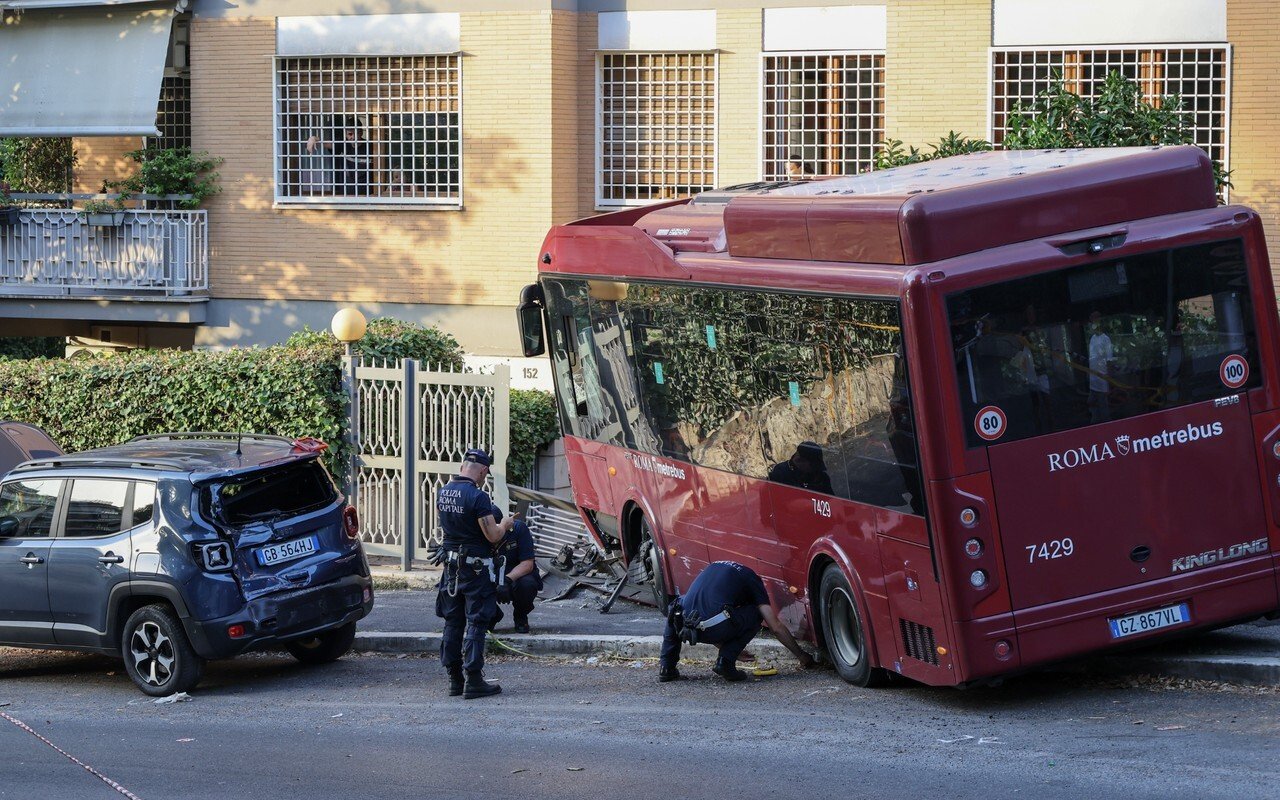 В Уругвае обстреляли автобус с аргентинскими фанатами В Уругвае обстреляли автобус с аргентинскими фанатами