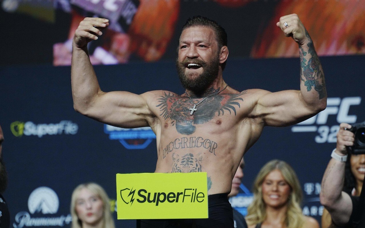 Легенда UFC Джон Джонс назвал фаворита в реванше Макгрегора и Холлоуэя