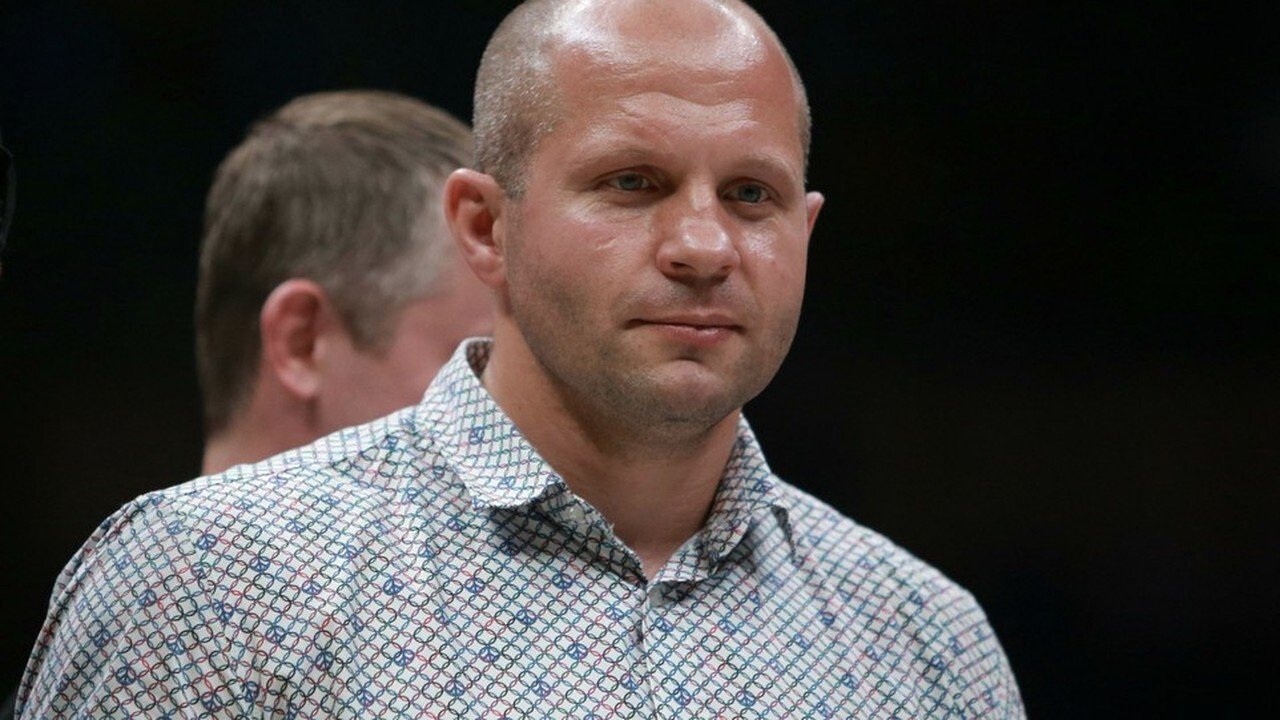 Емельяненко подал в суд на писательницу из-за книги о себе Емельяненко подал в суд на писательницу из-за книги о себе