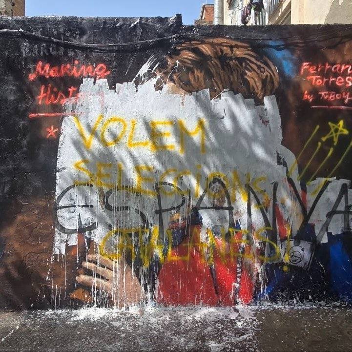 В Барселоне вандалы испортили мурал в честь Феррана Торреса: фото